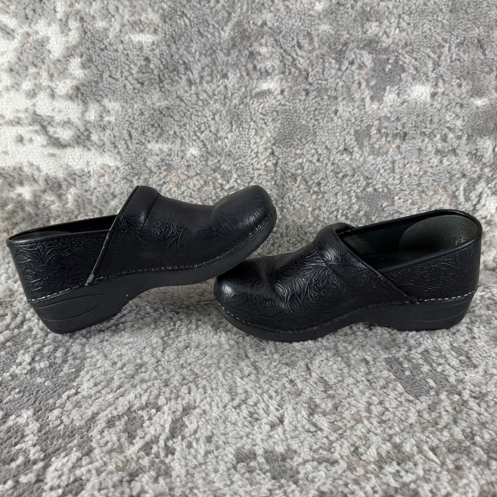 Dansko Size 39 XP 2.0 Tooled Floral Clogs Comfort Professional Shoes Black Women - Picture 6 of 9